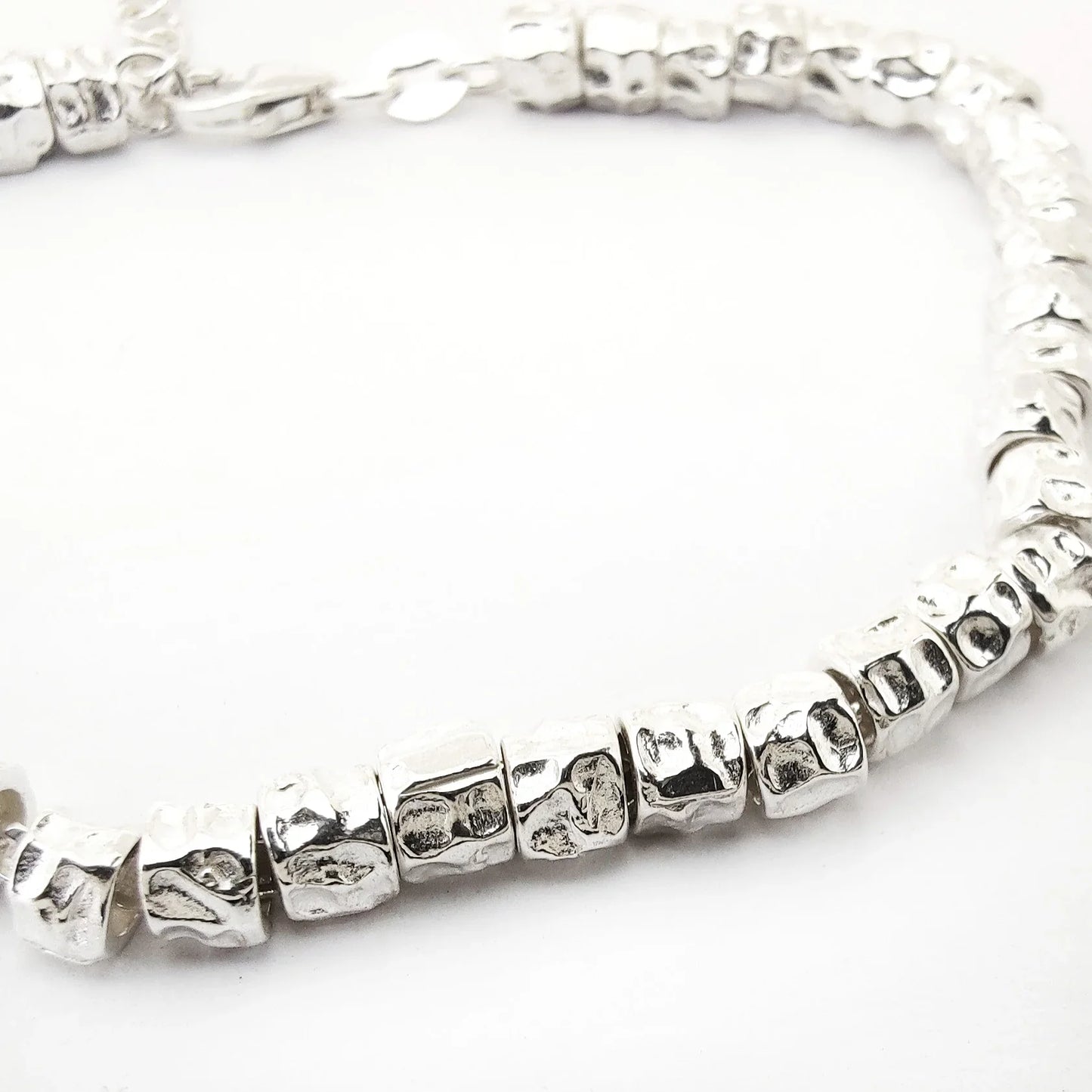 particolare dei granelli nel bracciale tipo simil dodo in argento 925