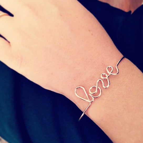 donna ragazza indossa il bracciale personalizzabile con scritta love nome lettera iniziale in argento placcato oro giallo