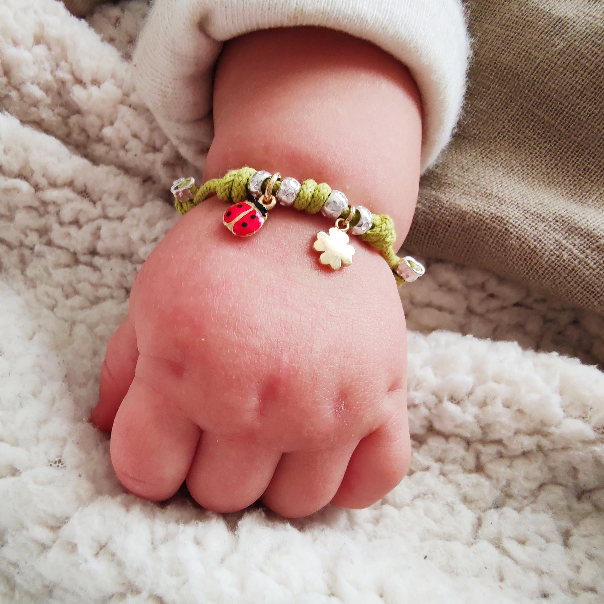 bracciale regolabile con simboli fortuna coccinella e quadrifoglio