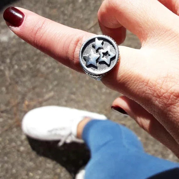 anello chevalier regolabile personalizzato in argento nero antico con sigillo stelline tipo pietro ferrante el rana nove25 piccolo tondo da mignolo