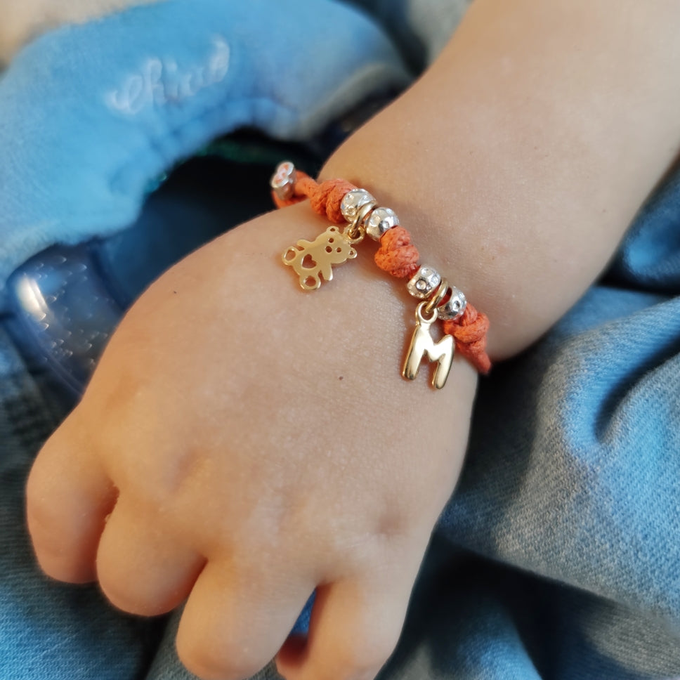 Bracciale cordino colorato con orsetto e iniziale indossato - gioiello unisex nascita e battesimo