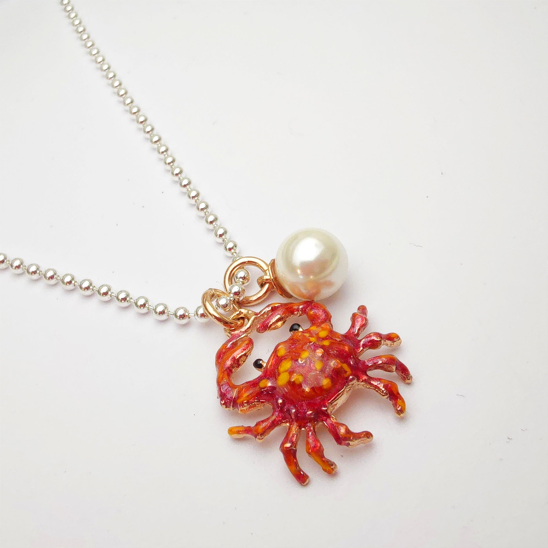 Collana con ciondoli granchio e perla in argento – ViMon gioielli Collana con ciondoli granchio e perla in argento – ViMon gioielli