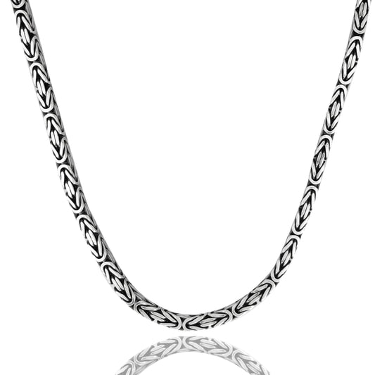 Collana uomo in argento 925, catena a maglia bizantina in primo piano