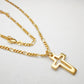 Collana da uomo con croce in argento 925 placcato oro, su sfondo bianco.