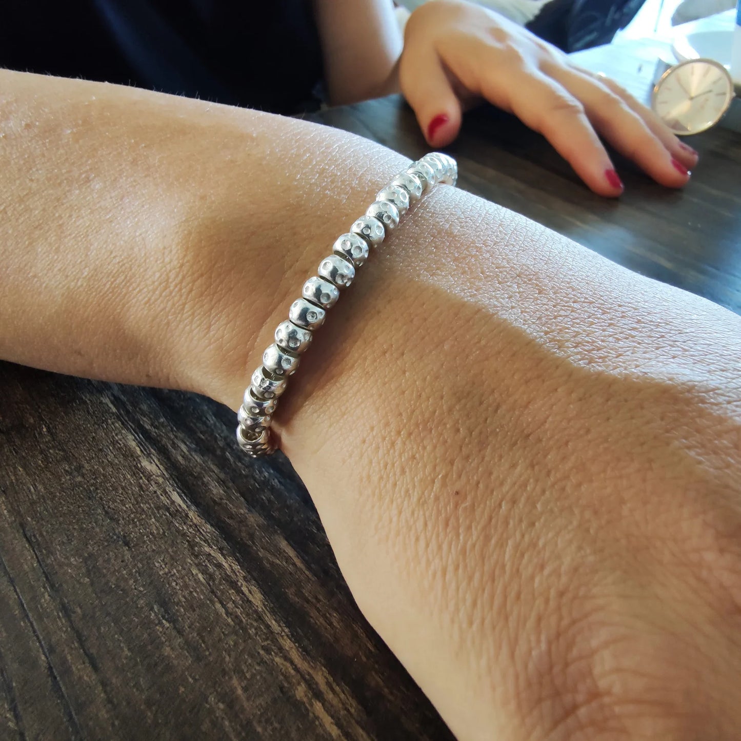 donna indossa al polso il bracciale con granelli simil dodo in argento 925