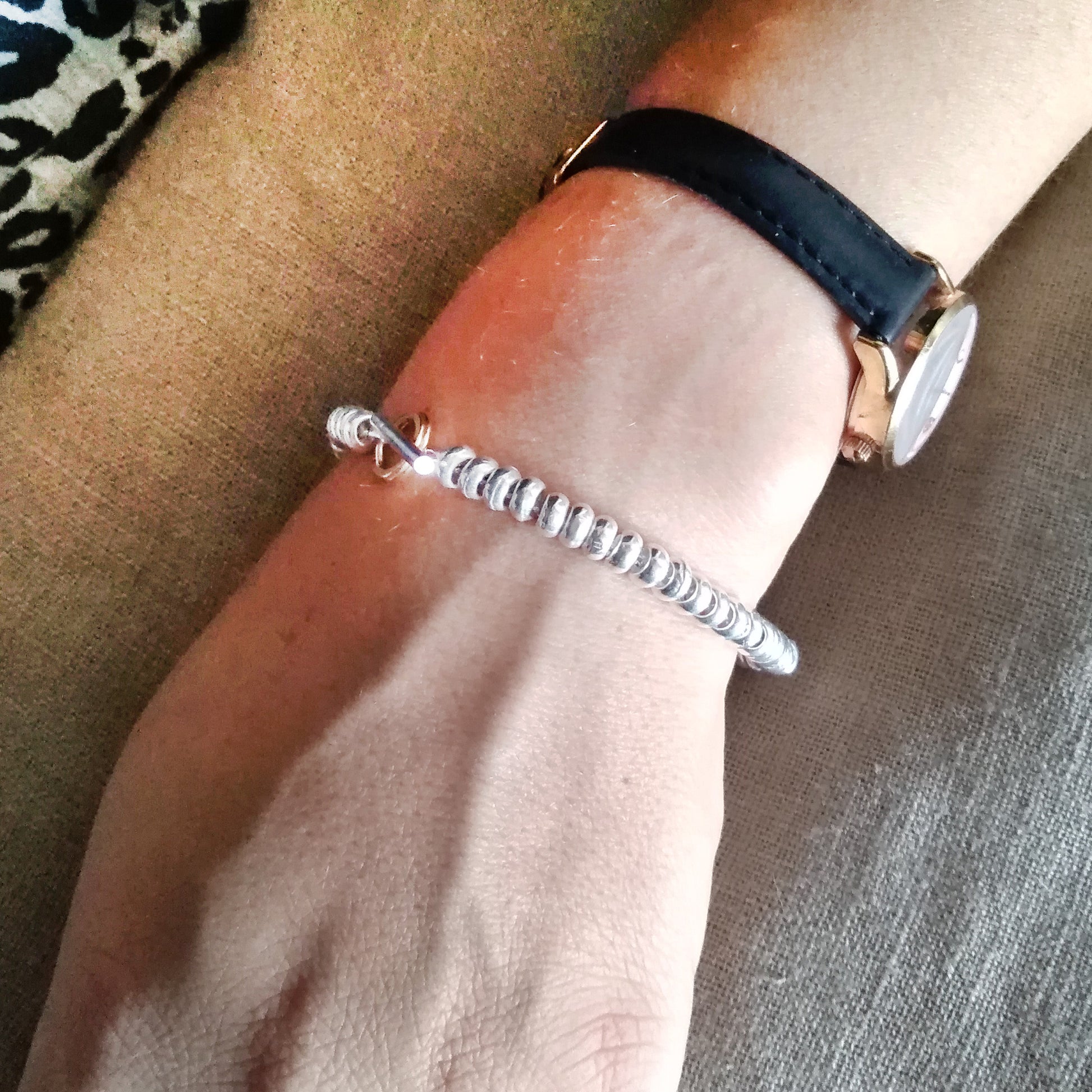 ragazza indossa il bracciale con rondelle tipo simil dodo mariani argento 925 a prezzo basso economico