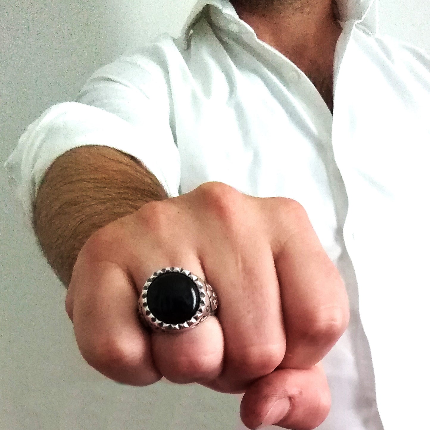 uomo ragazzo indossa anello grande massiccio importante in argento 925 nero antico stile nove25 el rana pietro ferrante acquisti online a prezzo basso conveniente in offerta 