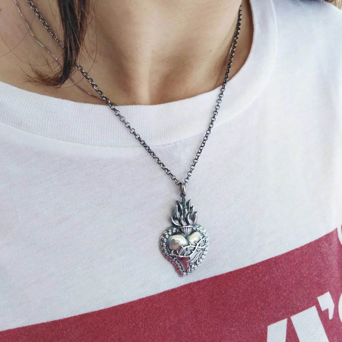 donna ragazza indossa la collana in argento 925 con pendente a ciondolo a forma di cuore fiammeggiante sacro cuore di gesù e maria 