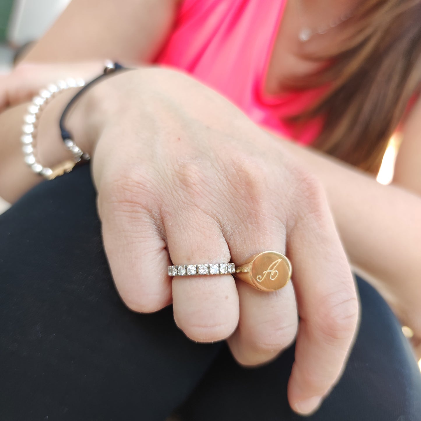 Anello chevalier con iniziale