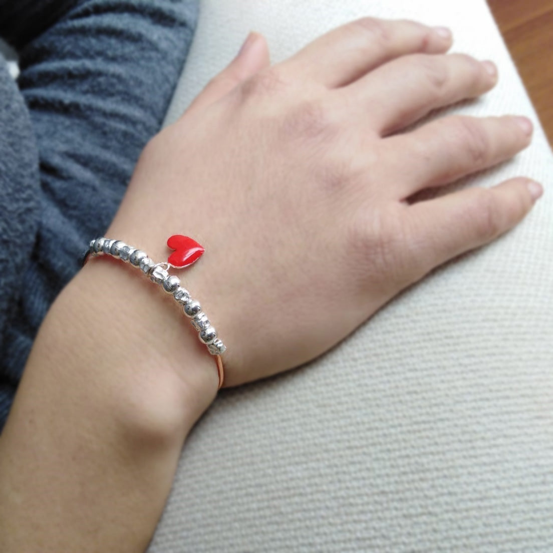 vendita online gioielli artigianali argento braccialetto rigido bangle torque con granelli palline tipo dod mariani ciondolo pendenre cuore smaltato rosso idea regalo san valentino prezzo basso offerta