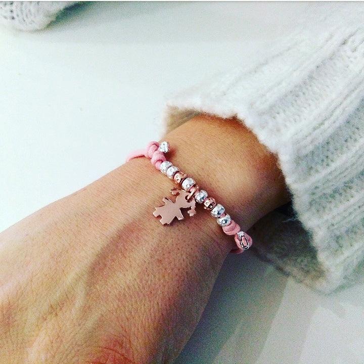donna-indossa-bracciale-tipo-dodo-mariani-cordino-rosa-ciondolo-charm-bambina-argento-rosato-regalo-nascita-battesimo-primi-compleanni