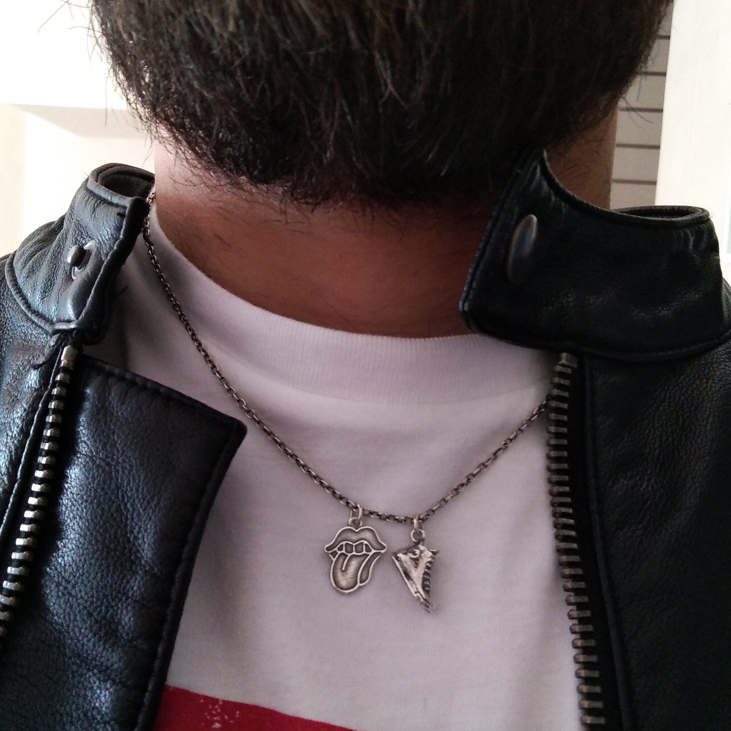 collana catenina argento vero nero antico con ciondoli pendenti scarpetta converse bocca rolling stones stile rock punk rap trap trapper regalo per ragazzo vendita online gioielli a prezzo basso
