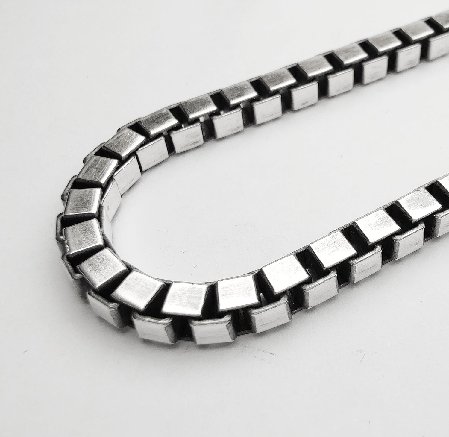 Dettaglio maglia veneziana quadrata in argento 925 della collana uomo, vista ravvicinata del design massiccio e resistente.