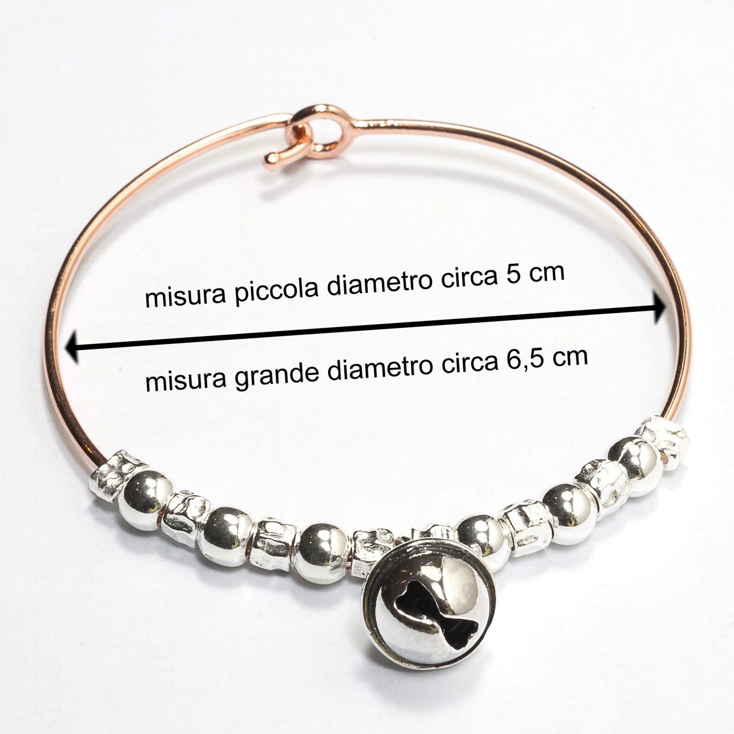 vendita online gioielli artigianali in argento 925 bracciale rigido bangle cerchio con granelli tipo dodo e pendente charm campanella campanellino gatto