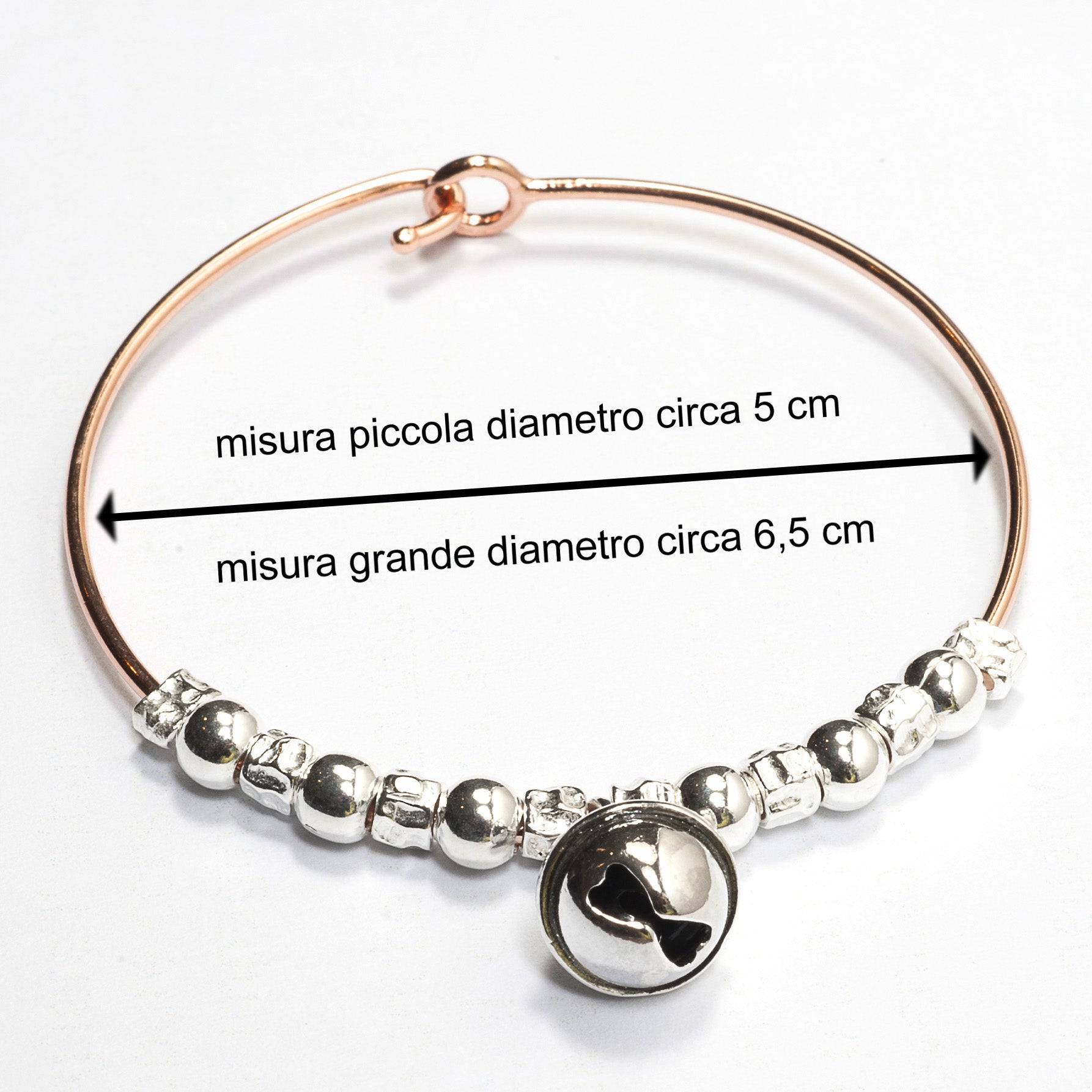 vendita online gioielli artigianali in argento 925 bracciale rigido bangle cerchio con granelli tipo dodo e pendente charm campanella campanellino gatto