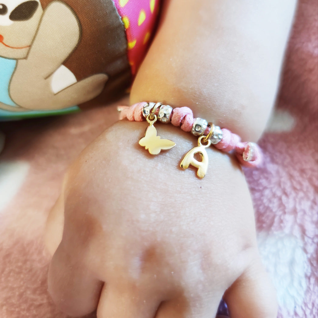 bracciale con ciondoli farfalla e iniziale, cordino regolabile – dettaglio glamour ed elegante
