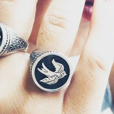 anello chevalier tipo pietro ferrante nove25 in argento 925 nero antico con sigillo a forma di rondine stile tatuaggio old school marinaro