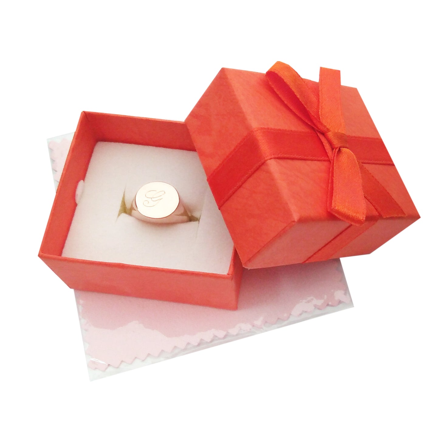 Anello chevalier con iniziale