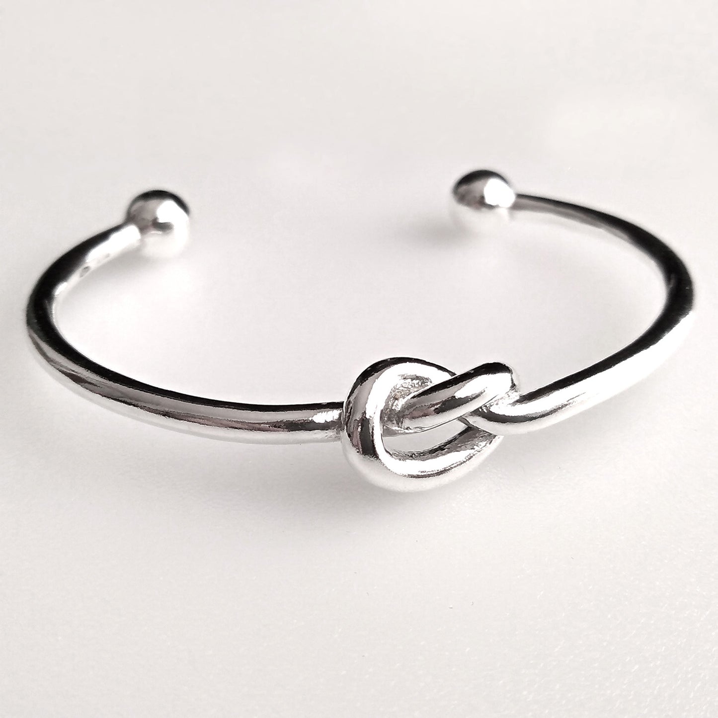 Bracciale rigido nodo