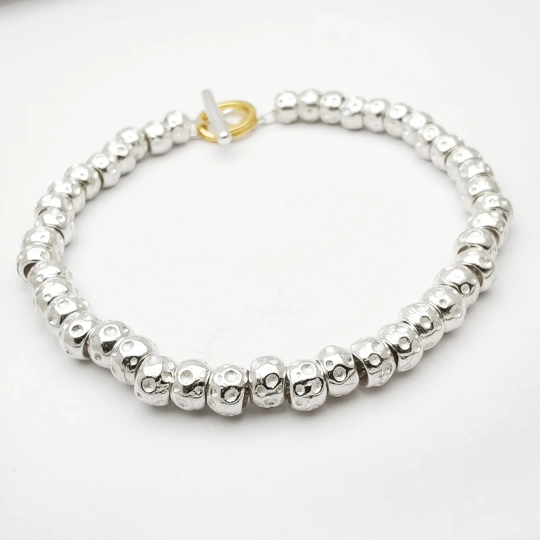 bracciale in argento 925 donna uomo con granelli pepite martellate  chiusura a T , ideale per aggiungere charms  lettere, 