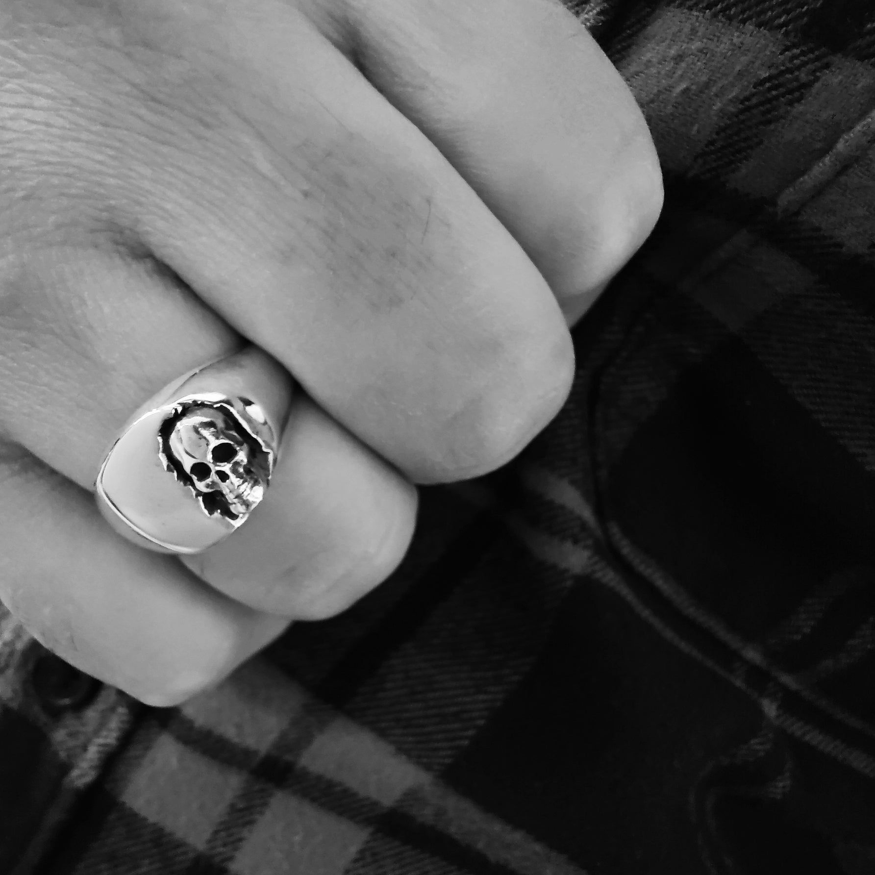 anello-teschio-uomo-indossato