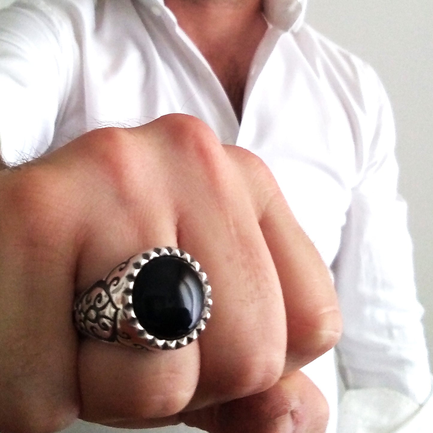 anello pietra nera grande importante in argento 925 con pietra rotonda nera argento 925 antico stile tattoo motociclista harley punk rock  negozio shop vendita online 