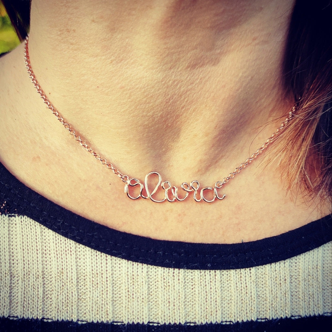 vendita online gioielli artigianali in argento 925 collanina scritta in corsivo con nomi bambini figli alessia sabrina francesca maria emma giulia sara anna friends puzzle olivia