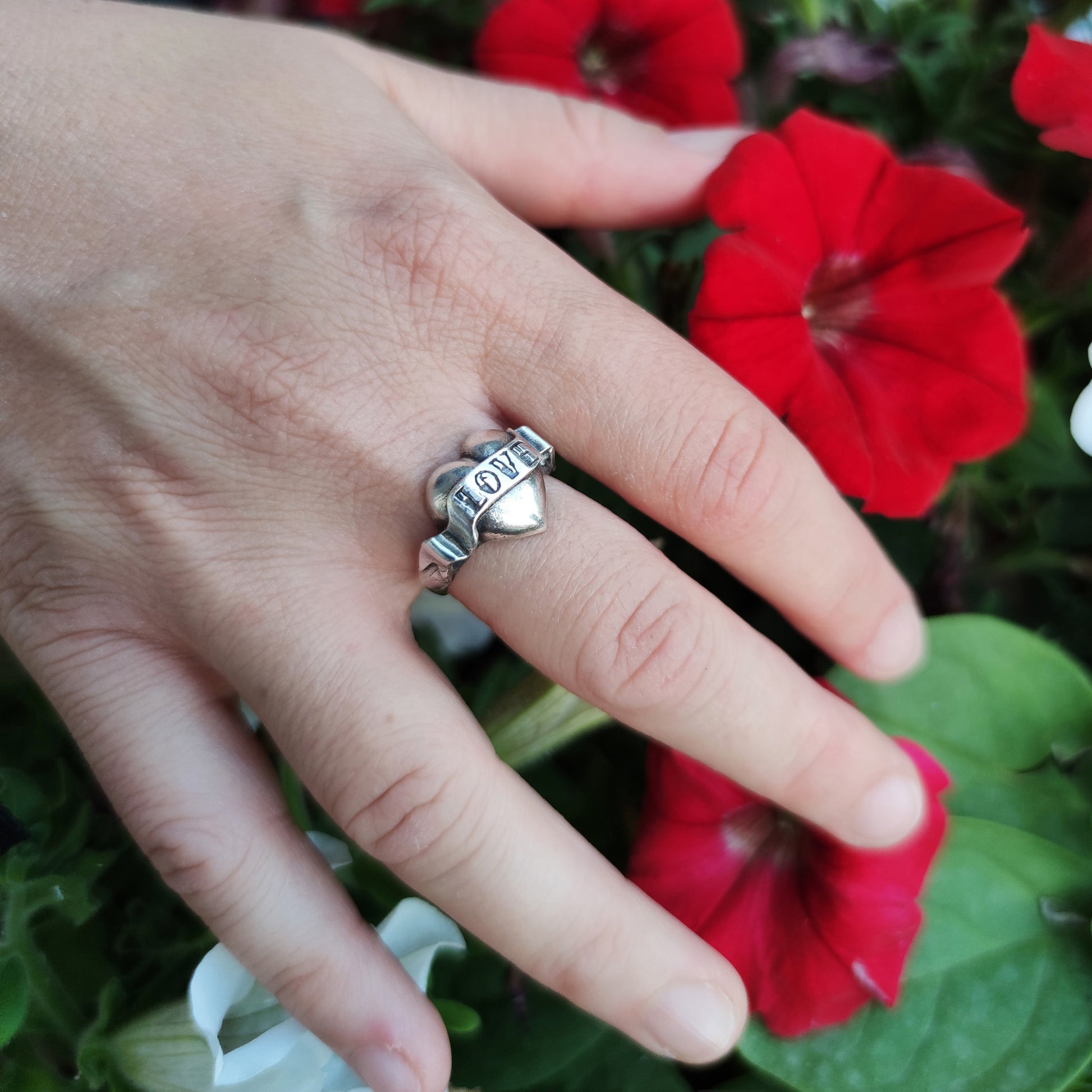 anello in argento nero antico a forma di cuore bombato con sopra una fascia con scritta love regalo ideale per donna ragazza tatuata vendita online gioielli artigianali in argento a prezzo vantaggioso basso in offerta